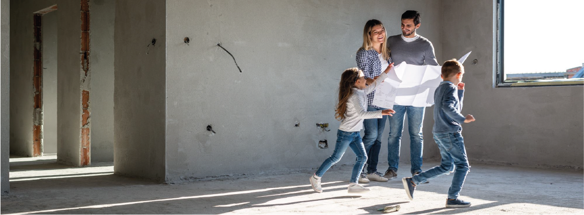 Familie betrachtet Bauplan